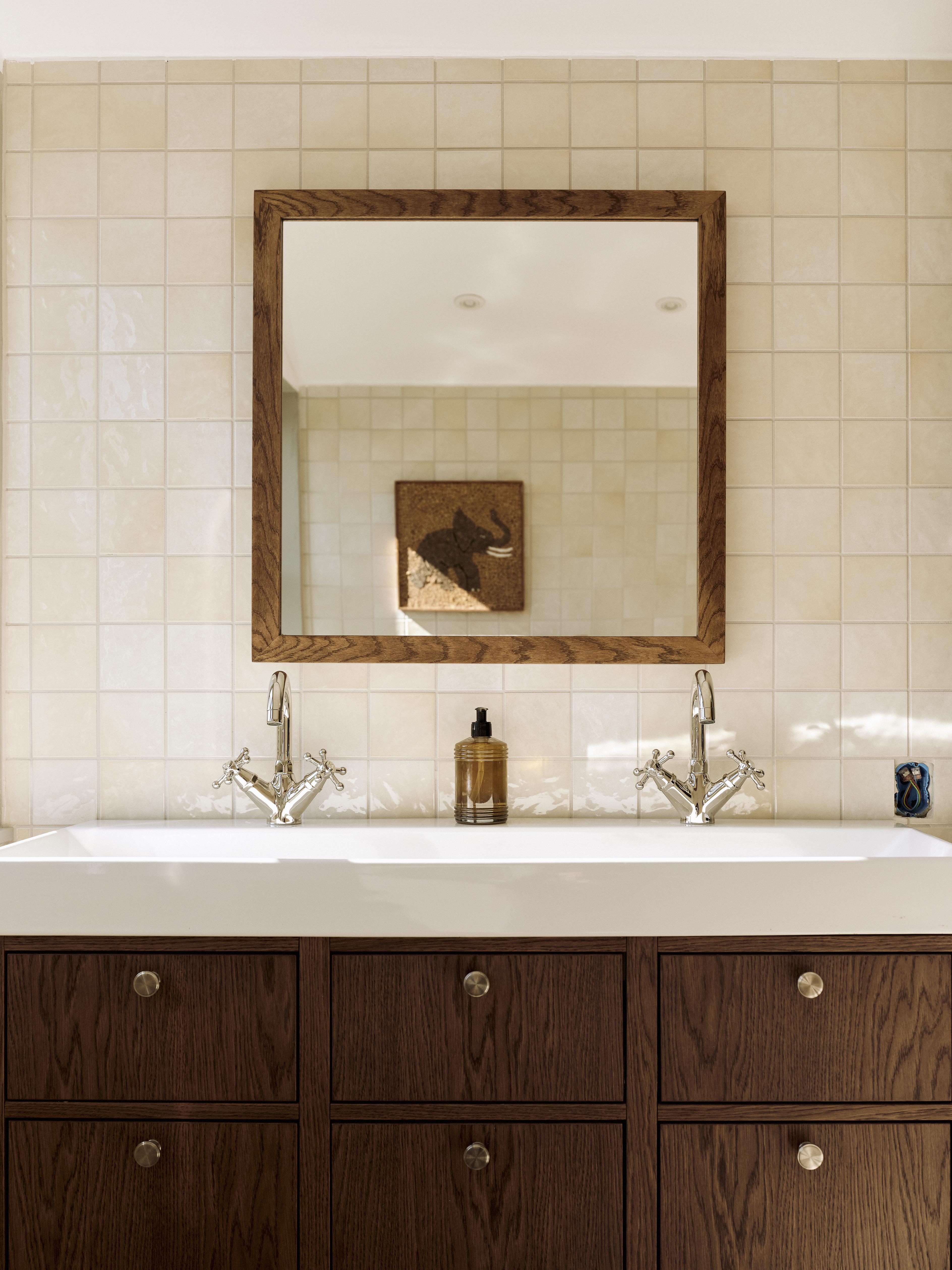 Rahmt-Furniture_SQUARE_MIRROR_DARK_OAKLOW-RES_004_e0446b97-1e8d-4047-b4b5-94452b364c50.jpg